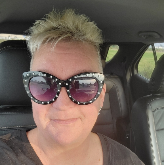 Meet your Posher, Lisa - Picture 1 of 1